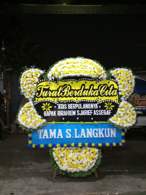 Papan Bunga Duka di Ujung Batu